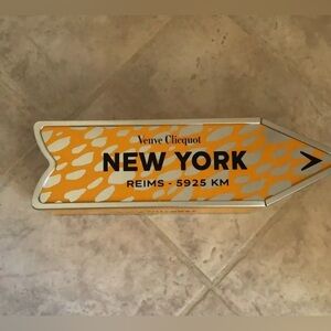 VEUVE CLICQUOT Champagne NEW YORK NYC Arrow Tin Case Empty Rare Limited Edition